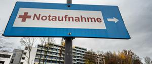 Hinweis auf die Zufahrt zur Notaufnahme der Rottal-Inn Kliniken in Bayern.