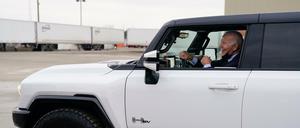 US-Präsident Joe Biden bei einer Testfahrt mit einem Hummer während eines Rundgangs durch die General Motors Factory.