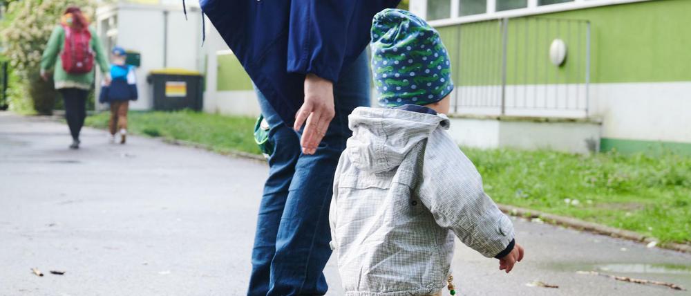 Eltern begleiten ihre Kinder zur Kita - in Corona-Zeiten ist das auch mit Sorgen verbunden.