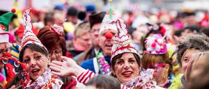 Jecken schunkeln unter 2G auf dem Heumarkt in Köln.