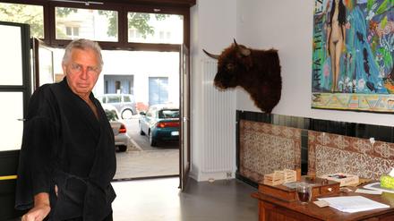 Jimmie Durham 2012 in seinem Atelier in Berlin-Schöneberg.