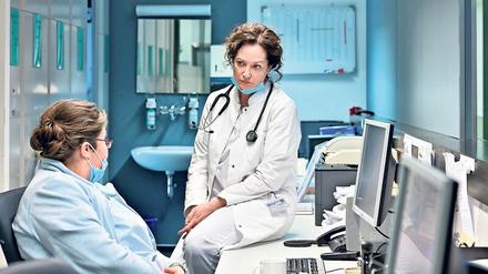 Überlastet. Die Ärztin Carolin Mellau (Natalia Wörner, r.) und Assistentin Petra Bollmann (Bettina Stucky) arbeiten auf der Intensivstation am Limit. 
