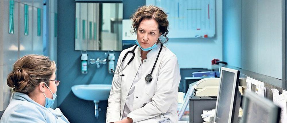 Überlastet. Die Ärztin Carolin Mellau (Natalia Wörner, r.) und Assistentin Petra Bollmann (Bettina Stucky) arbeiten auf der Intensivstation am Limit. 