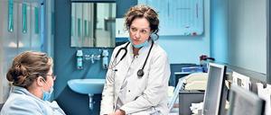 Überlastet. Die Ärztin Carolin Mellau (Natalia Wörner, r.) und Assistentin Petra Bollmann (Bettina Stucky) arbeiten auf der Intensivstation am Limit. 