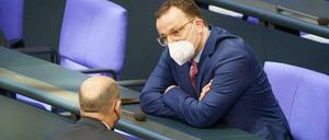 Bundesgesundheitsminister Jens Spahn kritisiert die Corona-Pläne des designierten Bundeskanzlers Olaf Scholz.