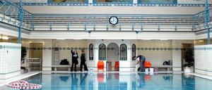 Alte Halle des Stadtbads Charlottenburg, Schwimmbecken vor buntem Wandbild.