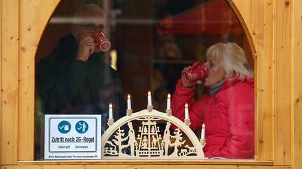 Hinweis auf die 2G-Regel am Weihnachtsmarkt in Duisburg