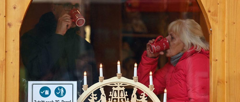 Hinweis auf die 2G-Regel am Weihnachtsmarkt in Duisburg