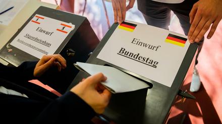 Der richtige Schlitz muss es sein: Wahlurnen für Bundestag und Abgeordnetenhaus.