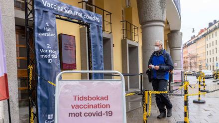 Ein Mann betritt Anfang Mai ein Impfzentrum in Stockholm.