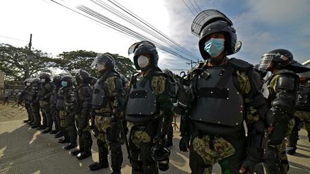Soldaten haben sich vor Guayas N1 aufgebaut. 