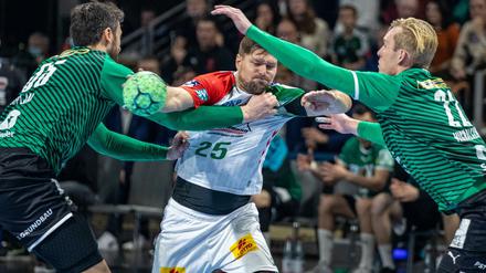 Magdeburg tankt sich durch, dei Füchse, hier mit Marko Kopljar (l.) und Marian Michalczik (r.), hatten das Nachsehen. 