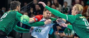 Magdeburg tankt sich durch, dei Füchse, hier mit Marko Kopljar (l.) und Marian Michalczik (r.), hatten das Nachsehen. 