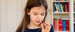 Ein Mädchen testet sich in Quarantäne auf das Coronavirus. (Symbolfoto)