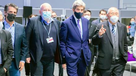 Zum Abschluss: Joaquim Alvaro Pereira Leite (links), Umweltminister von Brasilien, Frans Timmermans, EU-Klimakommissar, John Kerry, Sondergesandter des US-Präsidenten für das Klima, und Xie Zhenhua, Chefverhandler von China, bei der UN-Klimakonferenz COP 26.