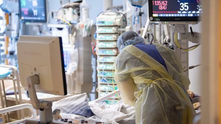 Ein Intensivpfleger arbeitet auf einer Intensivstation des RKH Klinikum Ludwigsburg an einem Covid-19-Patienten.