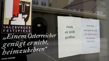 Hinweisschild auf 2G an einem Cafe in Salzburg