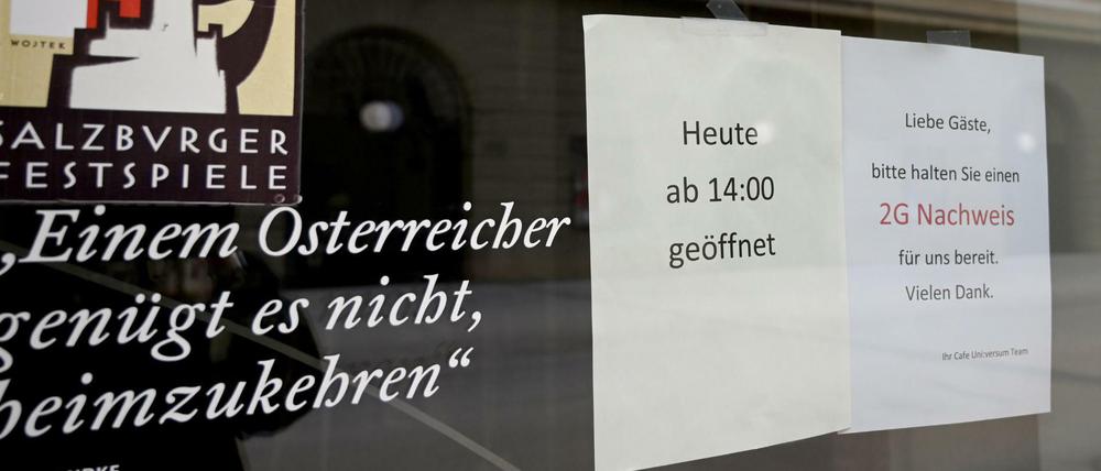 Hinweisschild auf 2G an einem Cafe in Salzburg 