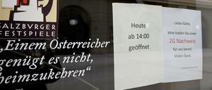 Hinweisschild auf 2G an einem Cafe in Salzburg 