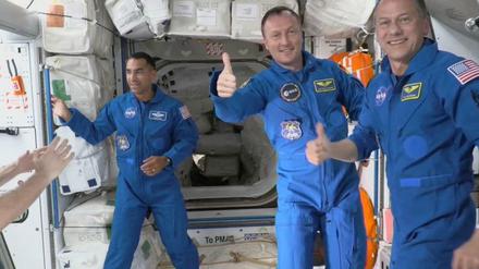 Angekommen an der ISS: Matthias Maurer (Mitte) mit seinen Kollegen.