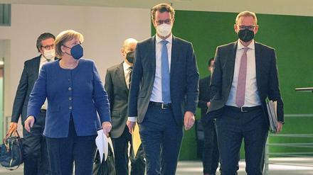 Beschlüsse über neue Corona-Maßnahmen im politischen Zwischenzustand zwischen alter und neuer Regierung. 