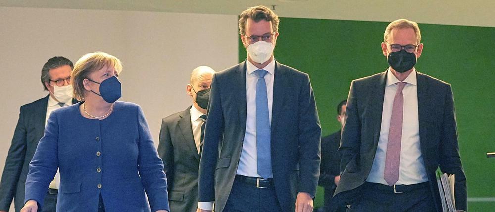 Beschlüsse über neue Corona-Maßnahmen im politischen Zwischenzustand zwischen alter und neuer Regierung.