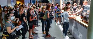 Das RKI rät vom Besuch von Großveranstaltungen ab (hier ein Großversuch der Universitätsmedizin Halle/Saale in der Arena Leipzig im vergangenen Jahr).