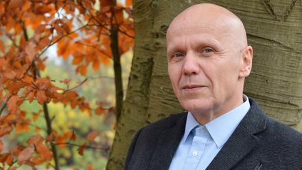 Der Autor Georg Klein in seinem Garten, 2012.