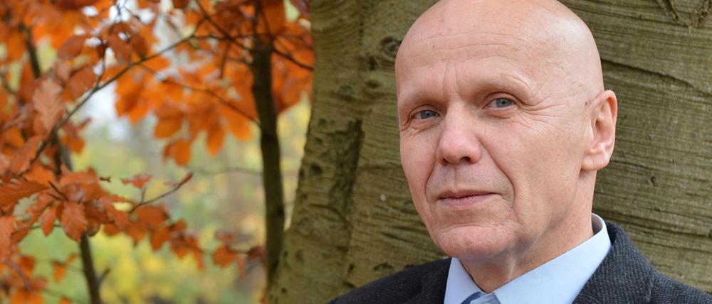 Der Autor Georg Klein in seinem Garten, 2012.