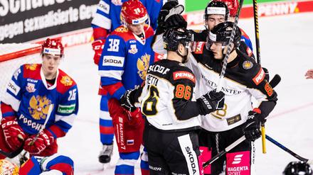 Und schon wieder ist er drin. Leo Pföderl (rechts in weiß) hat zum 3:2 gegen Russland getroffen.