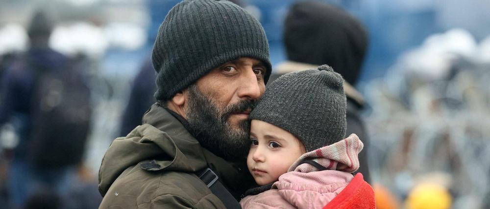 rSeit Tagen harren Migranten bei eisigen Temperaturen an der Grenze zwischen Belarus und Polen aus.
