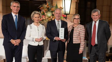 Transatlantische Ehrung. Jens Stoltenberg, Ursula von der Leyen, James N. Mattis, Sandra E. Peterson, Daniel Benjamin.