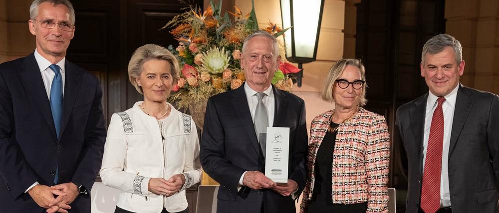 Transatlantische Ehrung. Jens Stoltenberg, Ursula von der Leyen, James N. Mattis, Sandra E. Peterson, Daniel Benjamin. 