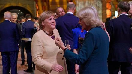 Bundeskanzlerin Angela Merkel spricht mit Camilla, Herzogin von Cornwall, bei der Eröffnung des COP26-Klimagipfels. (Archivbild: 01.11.2021)