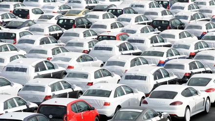 Autos im Hafen von Emden warten auf Verschiffung. Mehr gebaute Autos bedeuten nicht unbedingt Fortschritt.