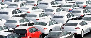 Autos im Hafen von Emden warten auf Verschiffung. Mehr gebaute Autos bedeuten nicht unbedingt Fortschritt.