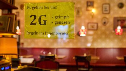 Hinweischild zur 2G-Zugangsaregel zu einem Restaurant in Berlin.