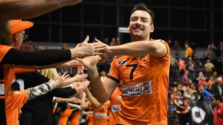 Georg Klein kann auch weiterhin mit Fans abklatschen - wenn die Spieler der Volleys denn wieder gesund sind.