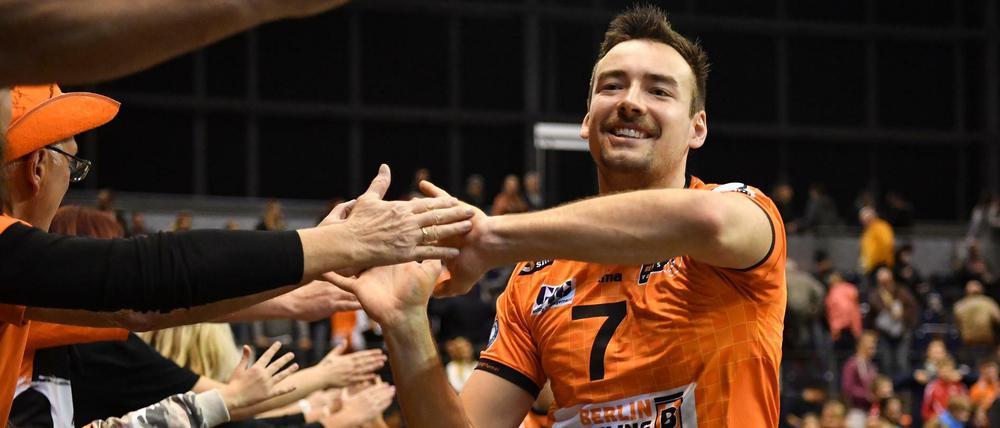 Georg Klein kann auch weiterhin mit Fans abklatschen - wenn die Spieler der Volleys denn wieder gesund sind.