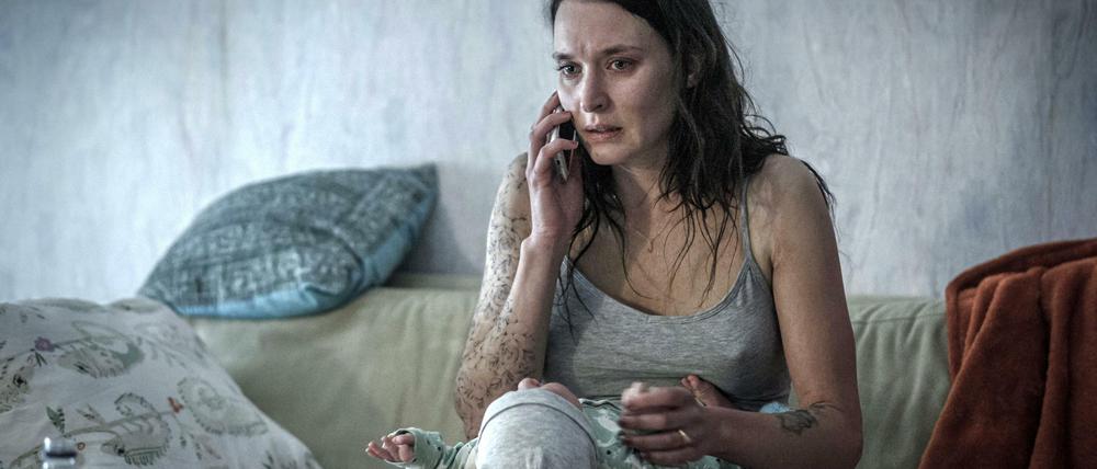 Überfordert: Die zweifache Mutter Jenni (Josefin Asplund) kommt ohne Tabletten nicht mehr aus. 