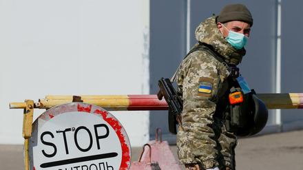 Ein Mitglied des ukrainischen Staatsgrenzschutzdienstes