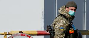 Ein Mitglied des ukrainischen Staatsgrenzschutzdienstes
