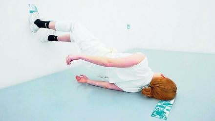 Kraftakt. Rachel Monosovs Performances sind als Filminstallation zu sehen. Die Arbeit bezieht sich auf die Erfahrung während der Coronazeit.