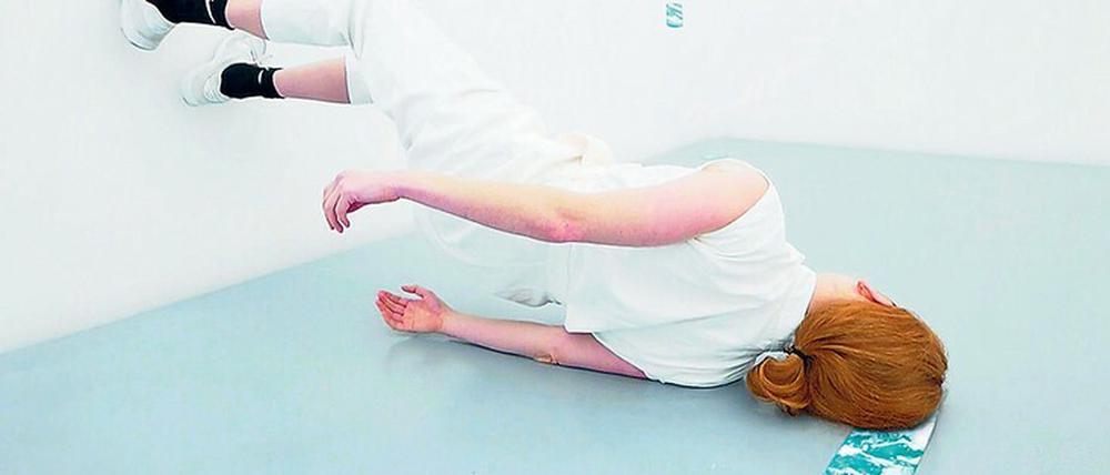 Kraftakt. Rachel Monosovs Performances sind als Filminstallation zu sehen. Die Arbeit bezieht sich auf die Erfahrung während der Coronazeit.