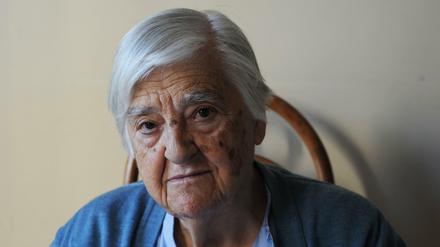 Etel Adnan in ihrem Pariser Studio vor fünf Jahren.