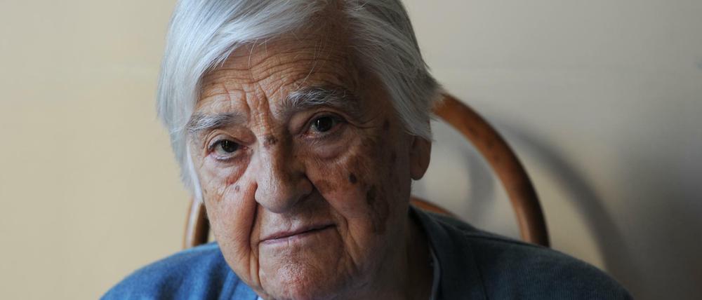 Etel Adnan in ihrem Pariser Studio vor fünf Jahren.