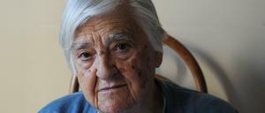 Etel Adnan in ihrem Pariser Studio vor fünf Jahren.