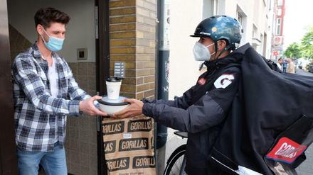 Ein Gorillas-Fahrer liefert Lebensmittel.