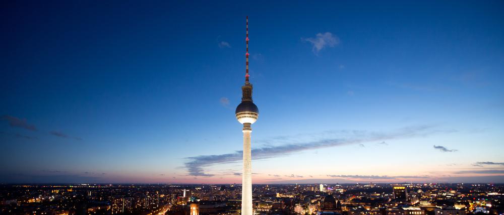 ARCHIV - Hell leuchtet Berlin-Mitte und der Fernsehturm am 03.11.2013 am Alexanderplatz. Foto: Kay Nietfeld/dpa (zu dpa "Wenn Städte nachts nicht mehr dunkel werden" vom 08.05.2015) +++ dpa-Bildfunk +++