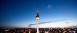 ARCHIV - Hell leuchtet Berlin-Mitte und der Fernsehturm am 03.11.2013 am Alexanderplatz. Foto: Kay Nietfeld/dpa (zu dpa "Wenn Städte nachts nicht mehr dunkel werden" vom 08.05.2015) +++ dpa-Bildfunk +++